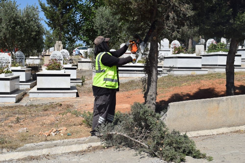 HBB, mezarlıklarda bakım ve onarım çalışmalarını sürdürüyor