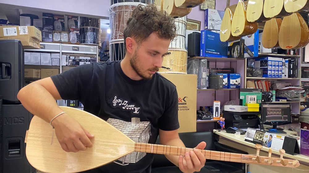 Her köşesi farklı ağaçtan olan bağlama