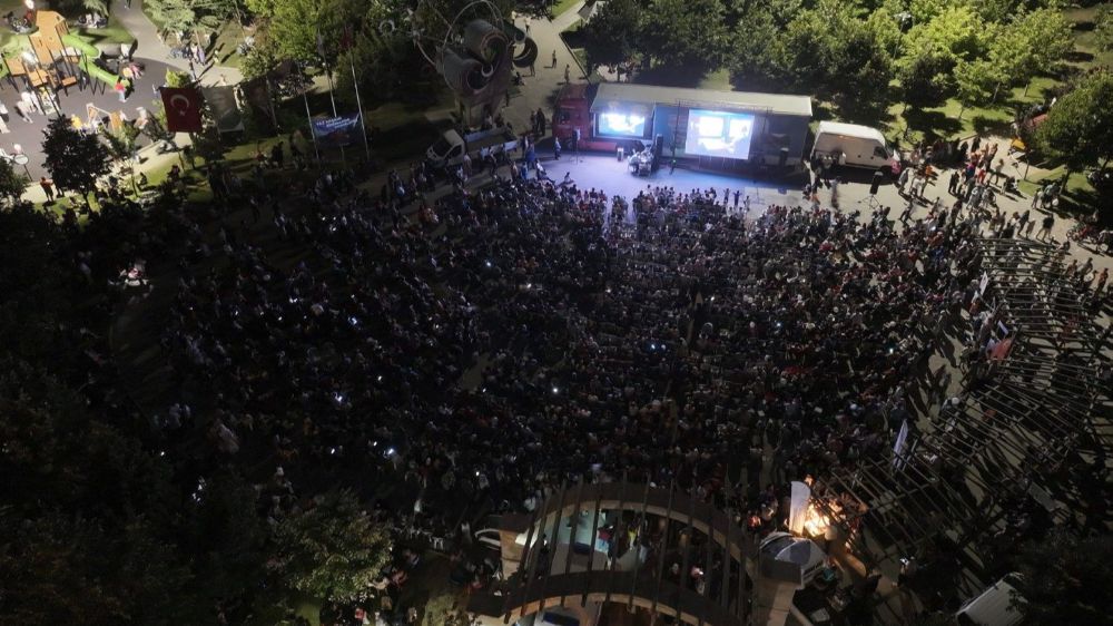 Hızırbey'de yıldızlar altında sinema keyfi