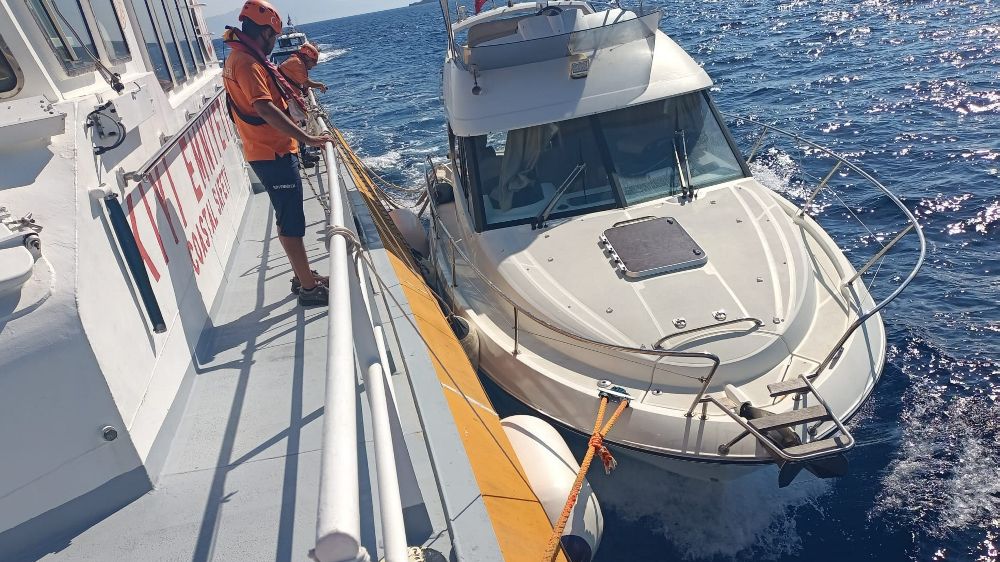 İçinde 9 kişi bulunan ve su alan tekne KIYEM ekiplerince kurtarıldı