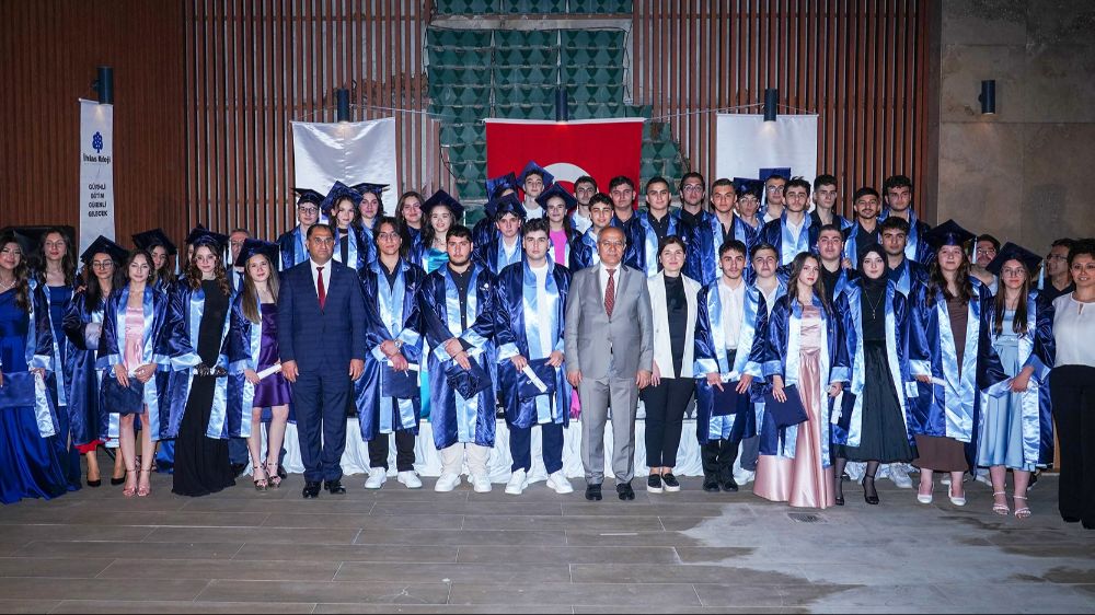 İhlas Koleji öğrencileri mezuniyet coşkusunu yaşadı