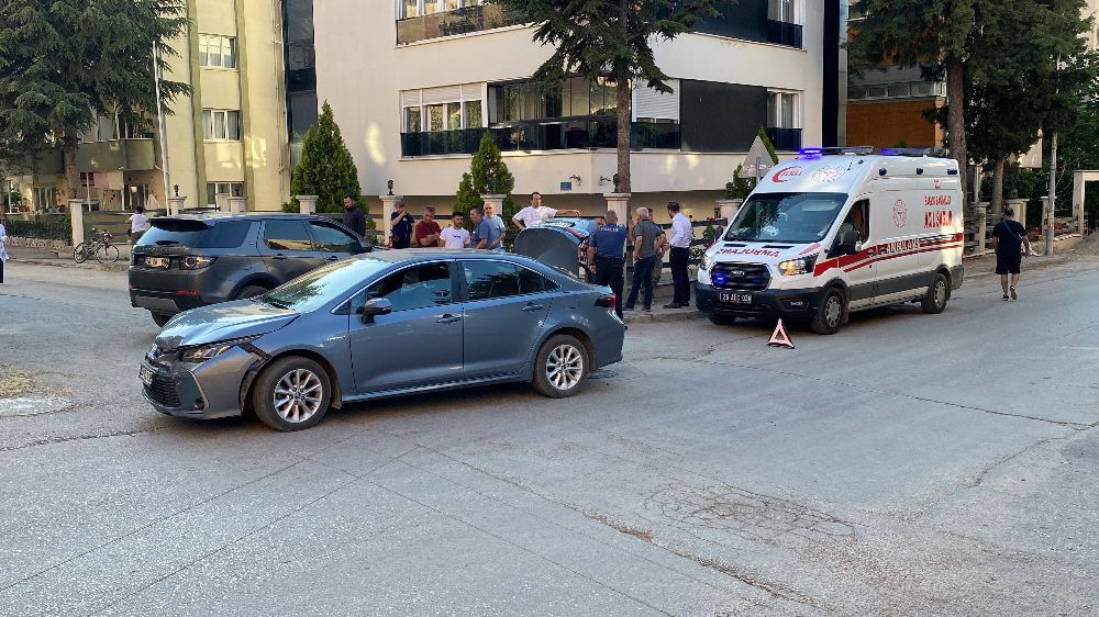  İki otomobil sokak kesişiminde çarpıştı: 1 yaralı