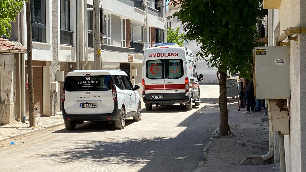 İkinci kattan düşen küçük çocuk hastaneye kaldırıldı