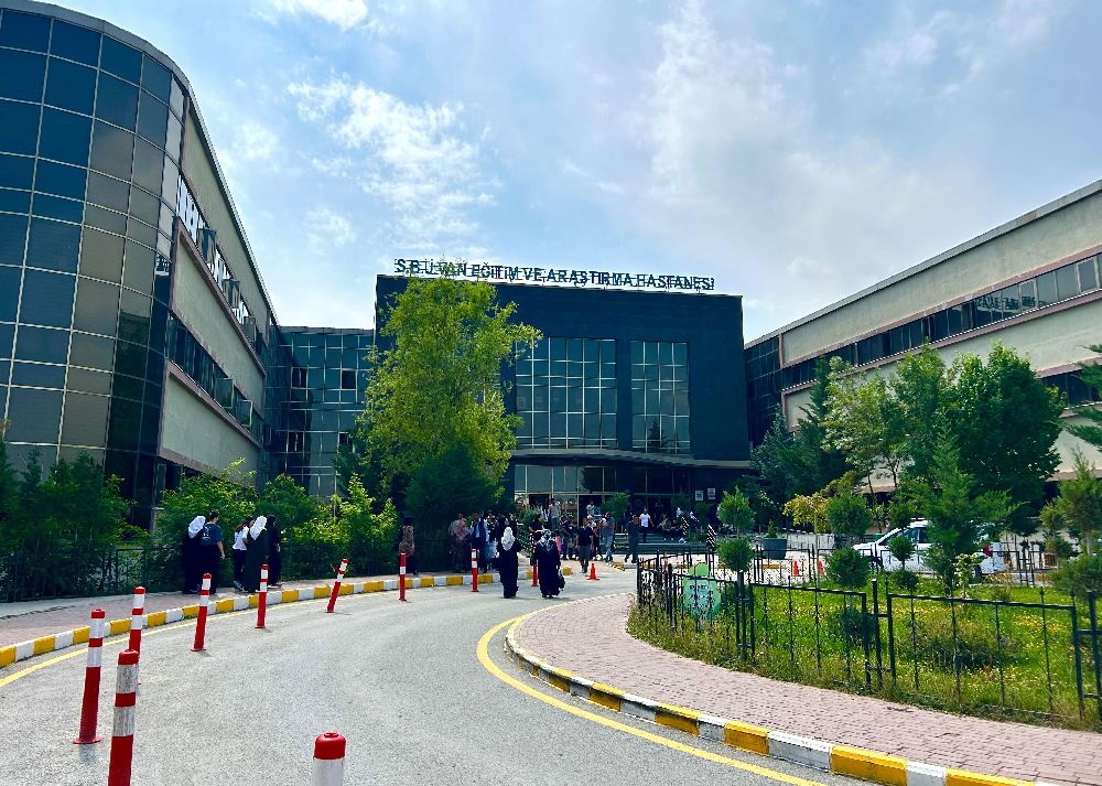 İmplant vidası ciğerine kaçan hasta ölümden döndü