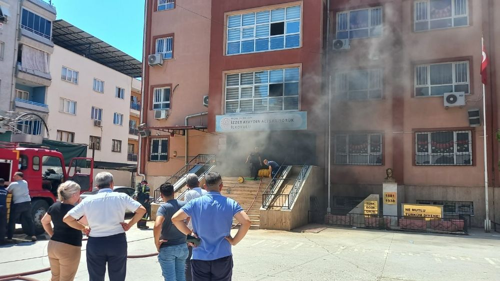  İncirliova’da bir okulun zemin katında yangın çıktı