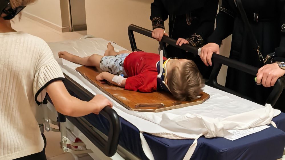 İnegöl'de balkondan düşen 3 yaşındaki çocuk ağır yaralandı