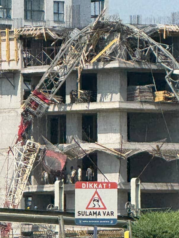 İnşaat alanındaki vincin devrilme anı kamerada