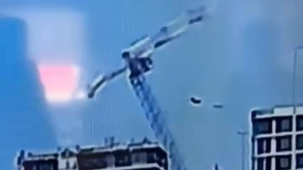  İnşaat alanındaki vincin devrilme anı kamerada