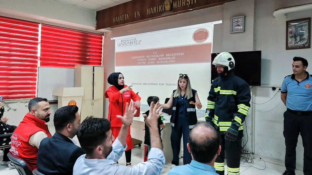 İşitme engelli bireylere yangın söndürme eğitimi