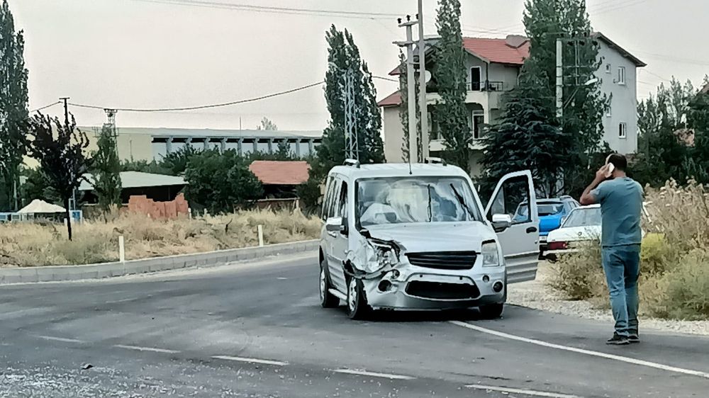 Isparta’da iki otomobil kavşakta çarpıştı: 3 yaralı