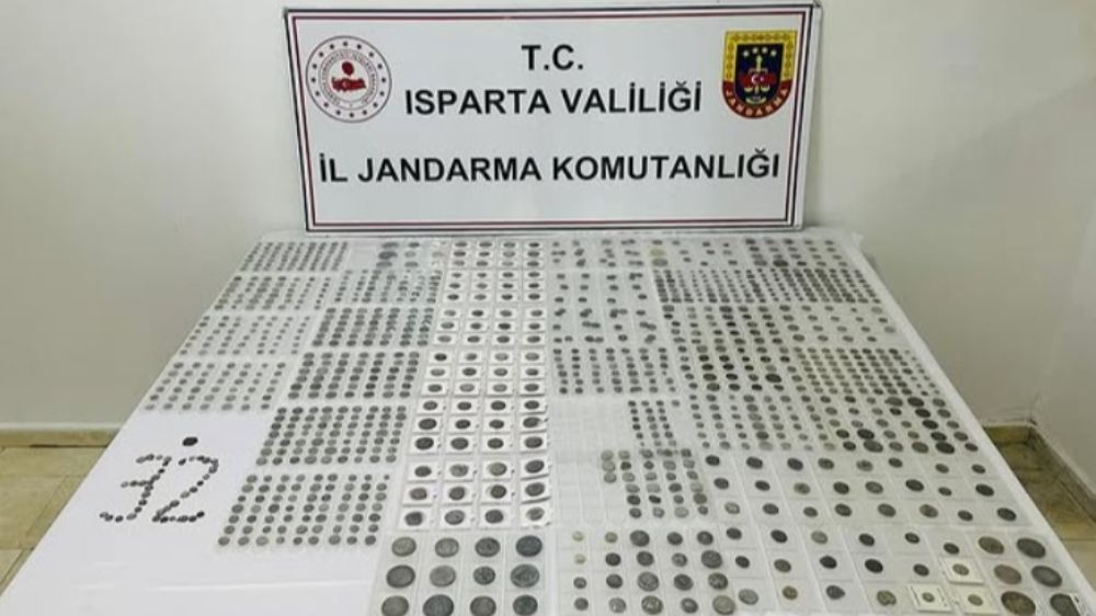 Isparta’da jandarmadan tarihi eser operasyonu: Bin 155 sikke ele geçirildi