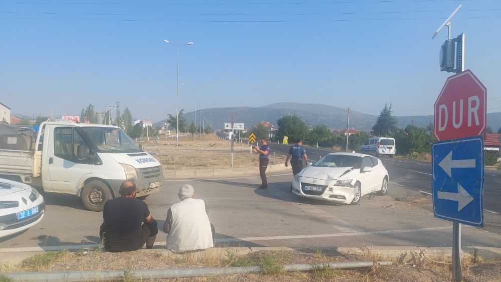 Isparta'da kamyonet ile otomobil çarpıştı: 1 yaralı