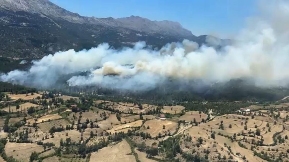 Isparta'daki orman yangınına havadan ve karadan müdahale devam ediyor
