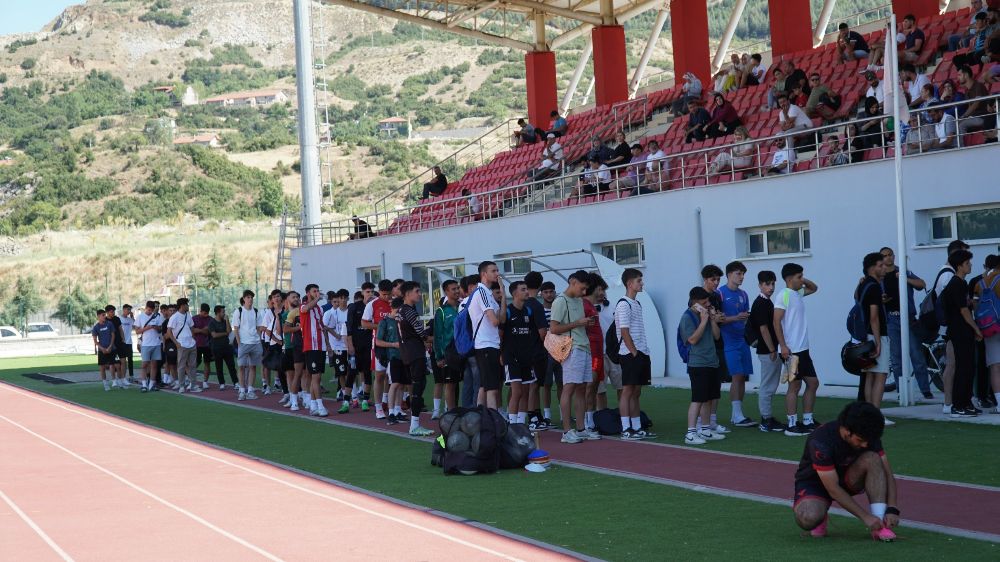 Isparta32spor seçmelerine ilk gün 300'e yakın genç katıldı