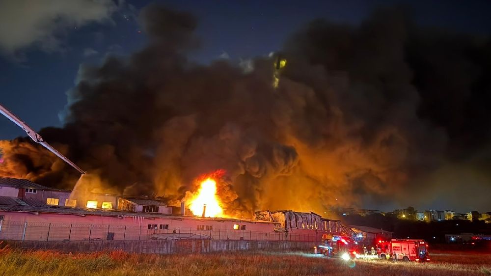 İstanbul Arnavutköy'de alevler geceyi aydınlattı... Sünger ve plastik fabrikasında korkutan yangın