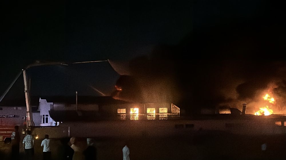 İstanbul Arnavutköy'de alevler geceyi aydınlattı... Sünger ve plastik fabrikasında korkutan yangın