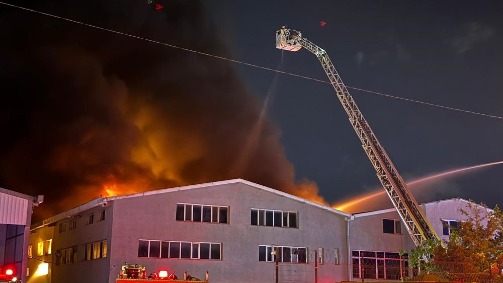 İstanbul Arnavutköy'de alevler geceyi aydınlattı... Sünger ve plastik fabrikasında korkutan yangın