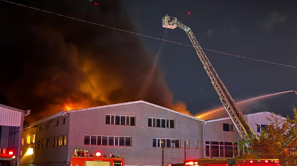 İstanbul Arnavutköy'de alevler geceyi aydınlattı... Sünger ve plastik fabrikasında korkutan yangın