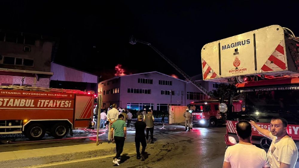 İstanbul Arnavutköy'de alevler geceyi aydınlattı... Sünger ve plastik fabrikasında korkutan yangın