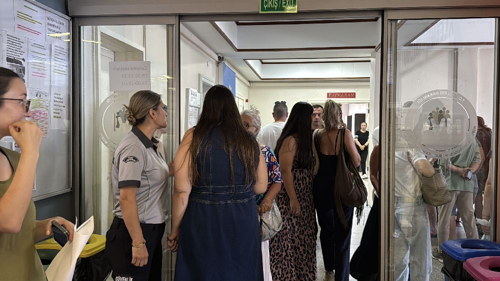 İstanbul'da ehliyet yenilemede son gün telaşı, vatandaşlar yoğunluk oluşturdu