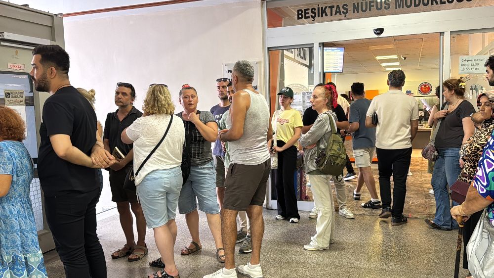 İstanbul'da ehliyet yenilemede son gün telaşı, vatandaşlar yoğunluk oluşturdu