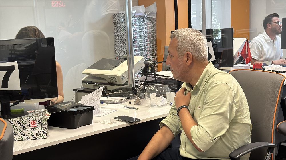 İstanbul'da ehliyet yenilemede son gün telaşı, vatandaşlar yoğunluk oluşturdu