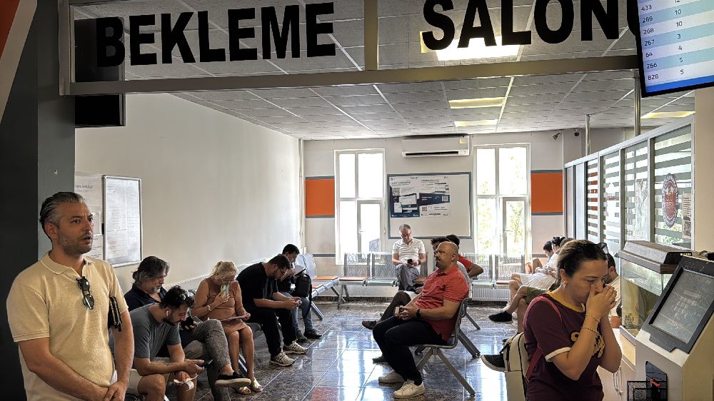 İstanbul'da ehliyet yenilemede son gün telaşı, vatandaşlar yoğunluk oluşturdu
