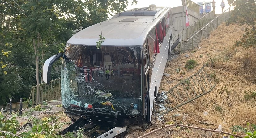 İstanbul Maltepe’de servis otobüsü şarampole yuvarlandı 8 yaralı