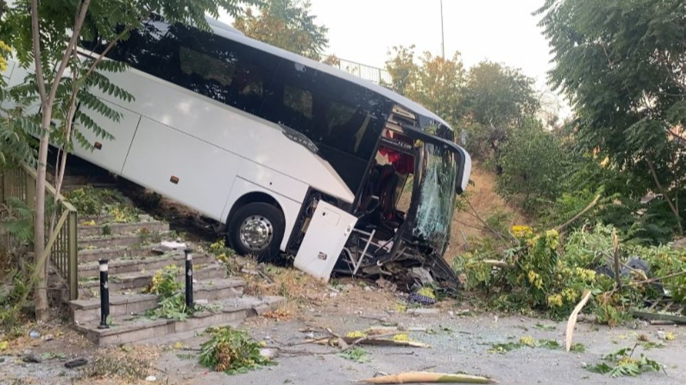  İstanbul  Maltepe’de servis otobüsü şarampole yuvarlandı 8 yaralı