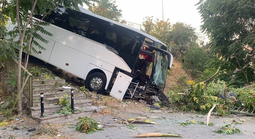 İstanbul Maltepe’de servis otobüsü şarampole yuvarlandı 8 yaralı