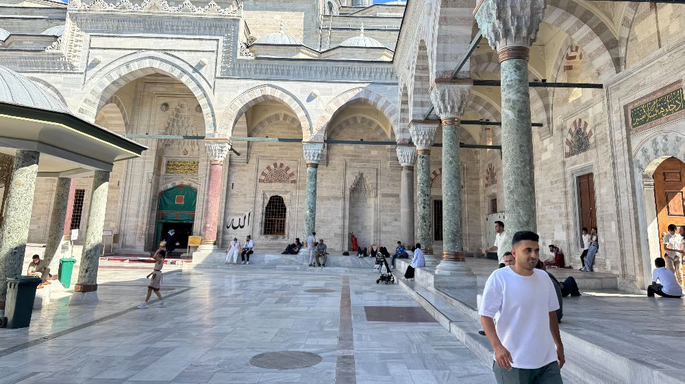 İstanbul sıcaktan bunalınca tarihi camilere sığındı