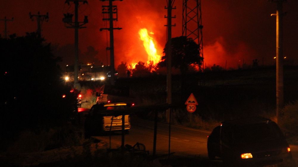  İzmir Buca'daki orman yangını yerleşim yerine ulaştı, vatandaşlar alevlere hortumlarla direndi ama ..