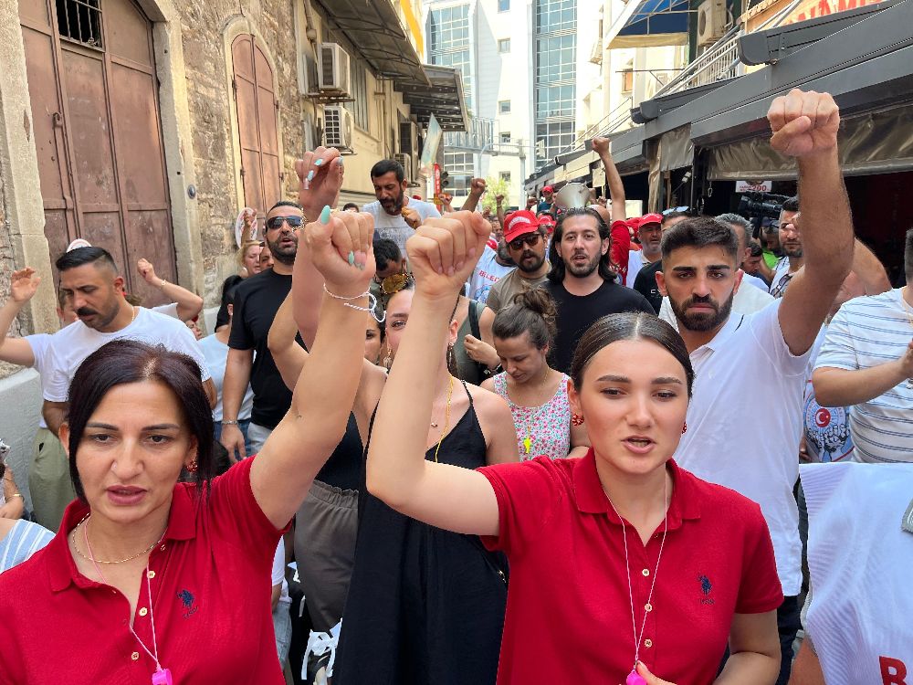 İzmir Büyükşehir Belediyesi'nde işten çıkartılan işçilerin eylemi 9'uncu gününde sürüyor