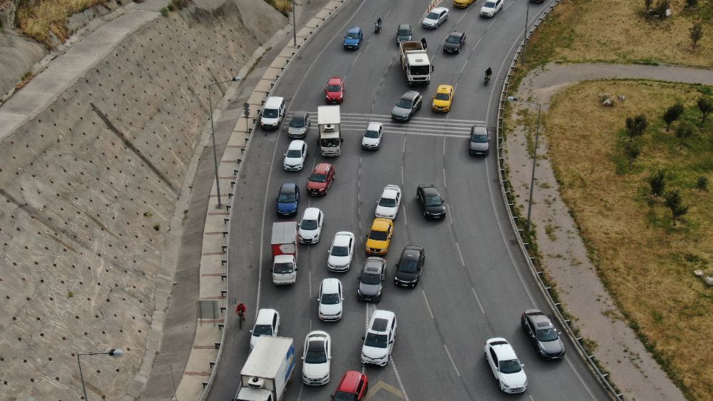 İzmir'de trafiğe kayıtlı araç sayısı 2 milyon 20 bin 832 oldu