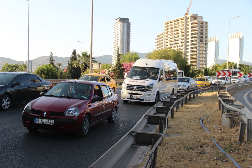 İzmir'de trafiğe kayıtlı araç sayısı 2 milyon 20 bin 832 oldu