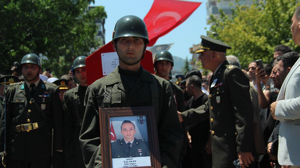 İzmir, Şehit Üsteğmen Ege Akar'ı dualarla son yolculuğuna uğurladı