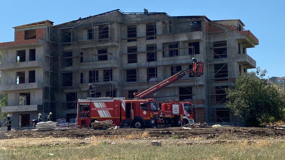 İzolasyon çalışması sırasında çatı alevlere teslim oldu