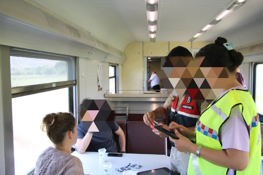 Jandarma ekiplerinden Doğu Ekspresinde asayiş uygulaması