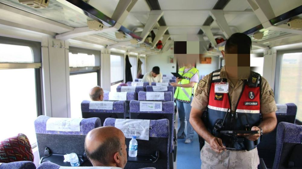 Jandarma ekiplerinden Doğu Ekspresinde asayiş uygulaması