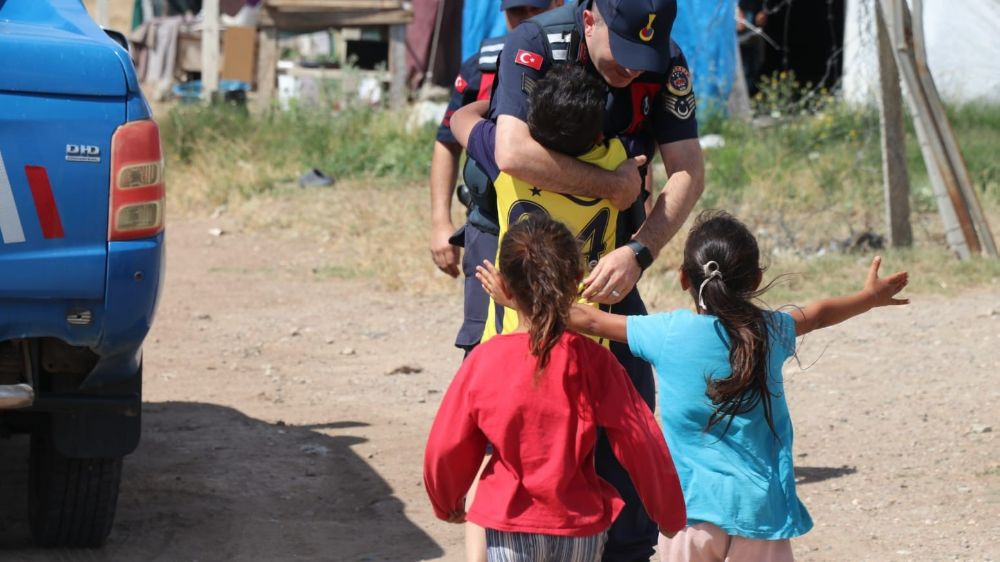  Jandarma Yozgat’ta çocukların yüzünü güldürdü