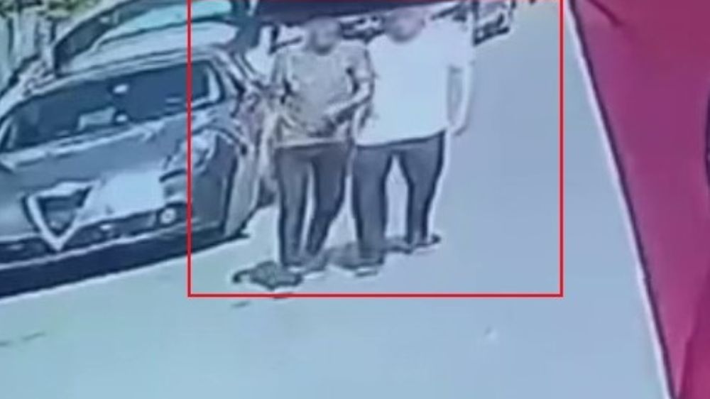  Kadının yere düşürdüğü altın bilekliğini alıp, yoluna devam eden şahıs kameraya yansıdı