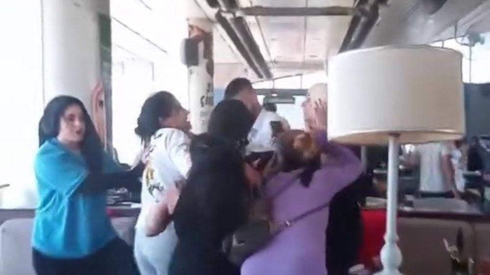 Kadınların kavgasında bardaklar havada uçuştu