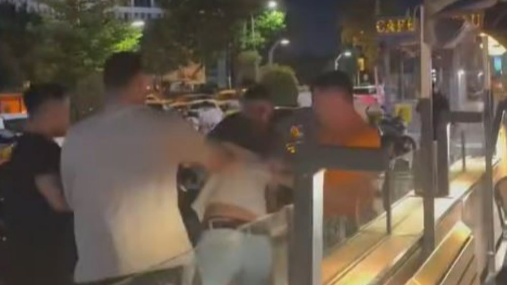 Kahve zincirinde iki grup arasında kavga çıktı, ortalık savaş alanına döndü