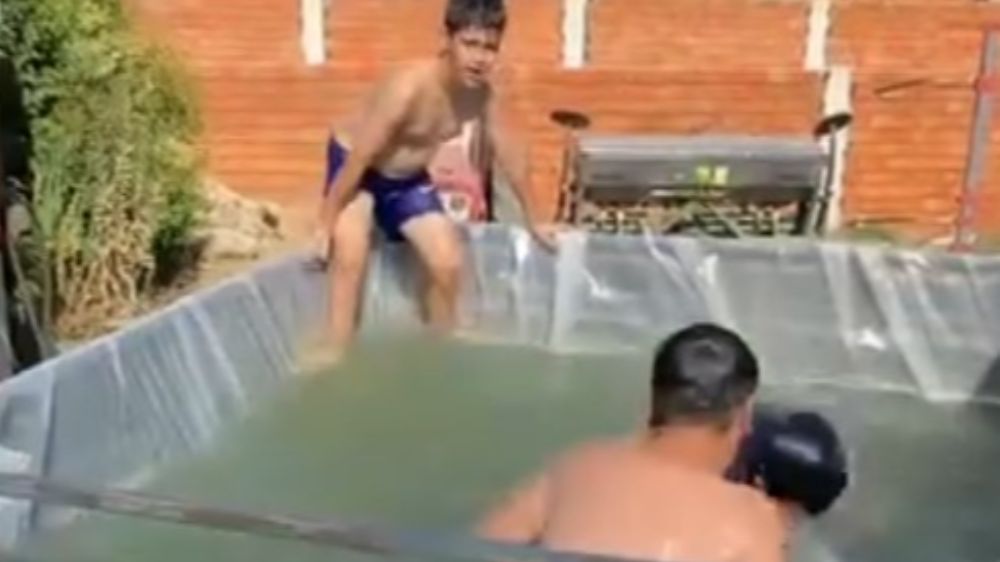 Kamyon kasasında havuz keyfi