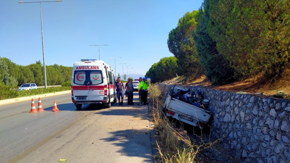 Kamyonet yoldan çıktı: Baba ve oğlu yaralandı
