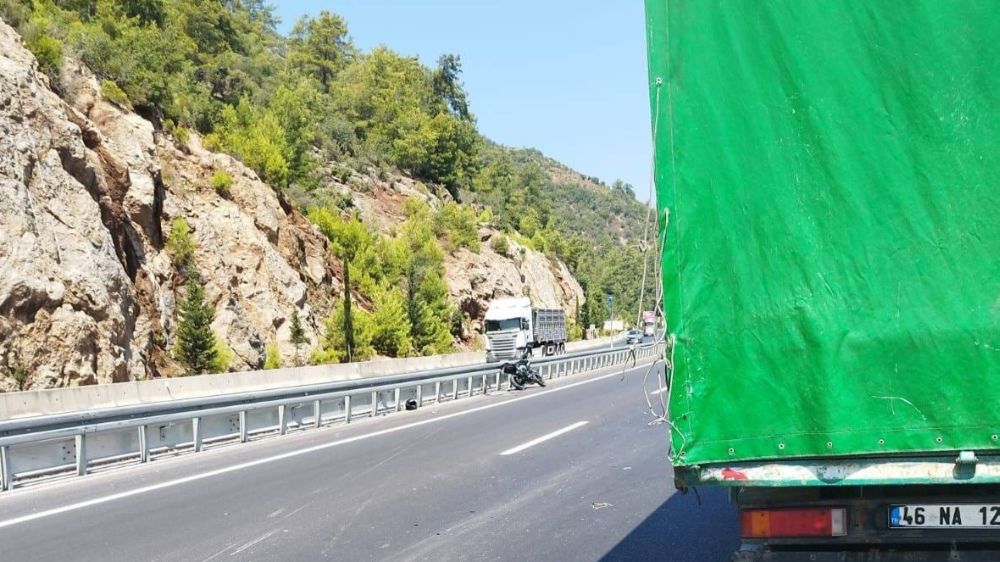 Kamyonete arkadan çarpan motosikletli yaralandı