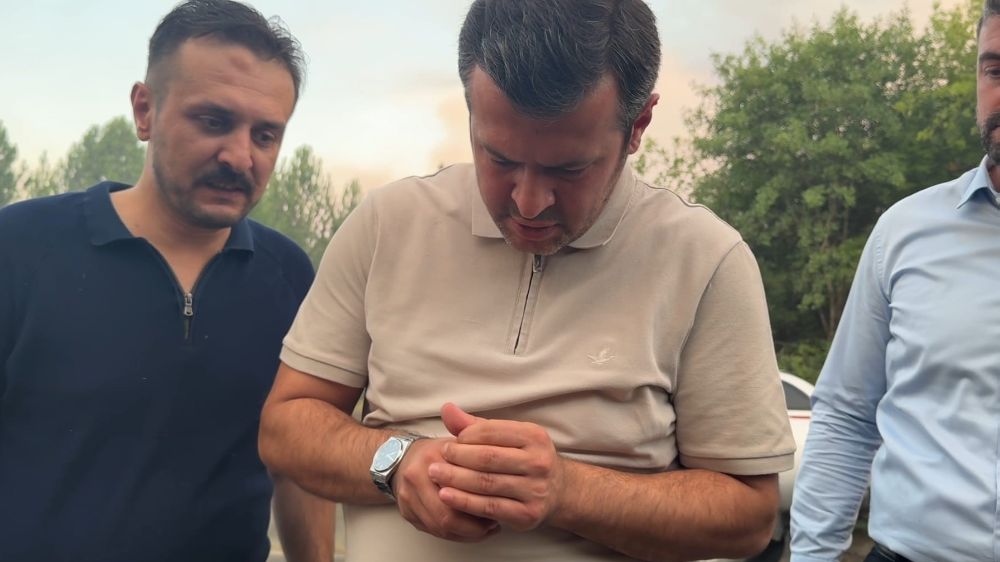 Karabük Belediye Başkanı Çetinkaya, yangında etkilenen serçeye elleriyle su verdi