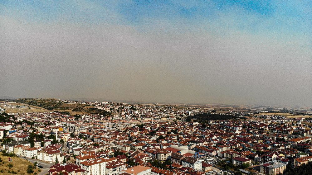 Karabük’teki yangının dumanı Gerede’yi sardı: İlçeyi kaplayan tabaka havadan görüntülendi