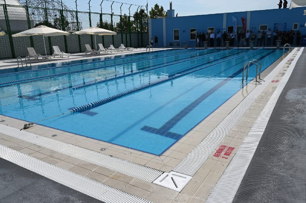 Karacabey’de yenilenen açık yüzme havuzu hizmete girdi