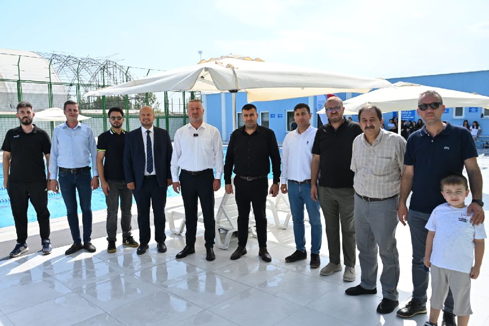 Karacabey’de yenilenen açık yüzme havuzu hizmete girdi